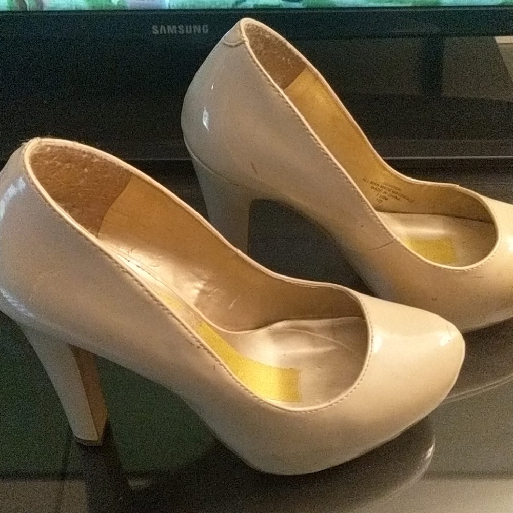 Guess nude pumps